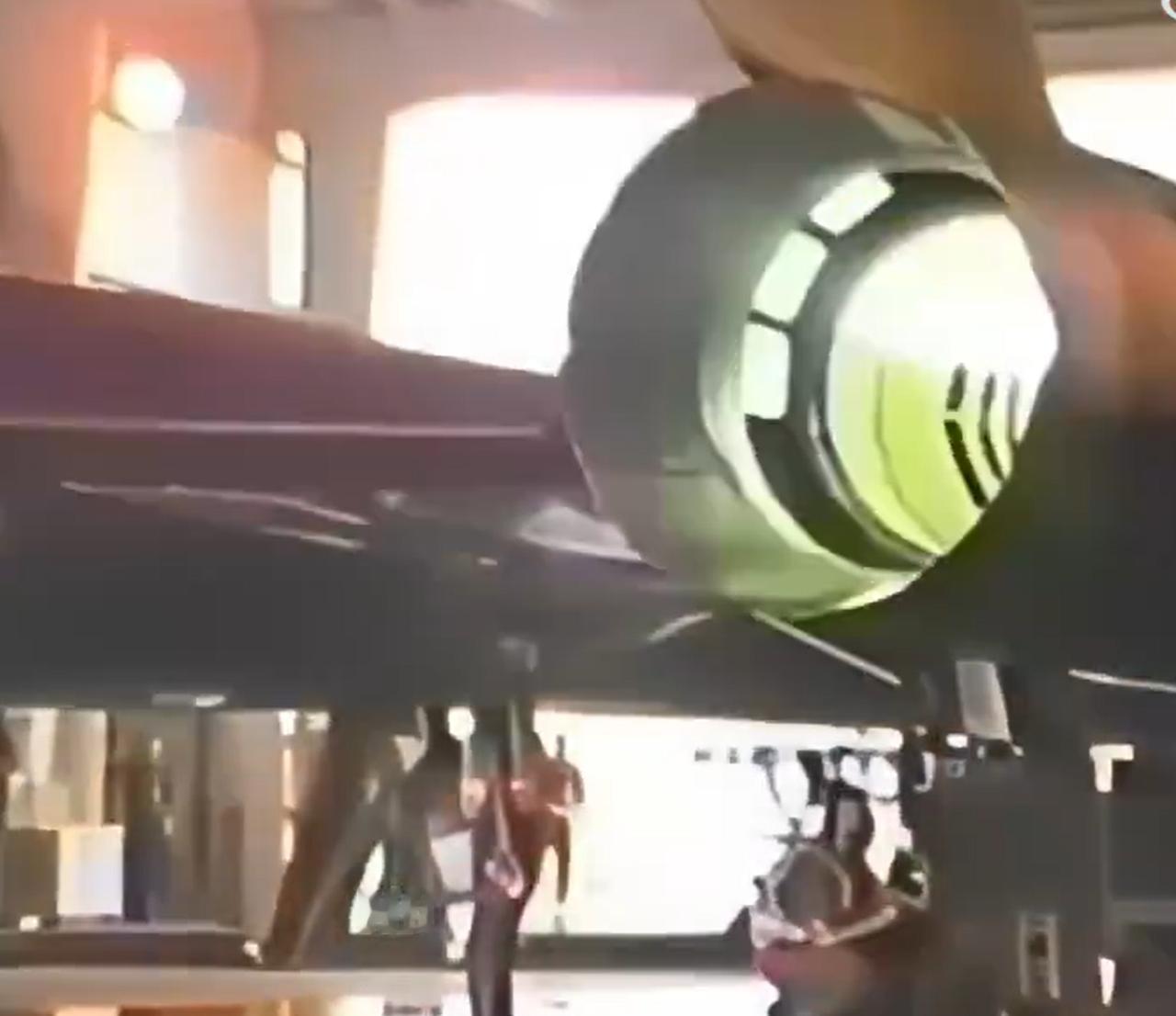 你敢相信吗？美军的SR-71“黑鸟”侦察机，停在机库里的时候，居然在漏油。以