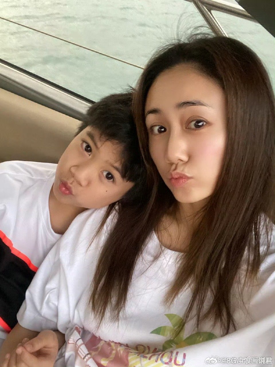 刘芸晒照帮儿子挽回颜值形象母子同框照好暖心！刘芸力证儿子颜值，小时候的Jagg