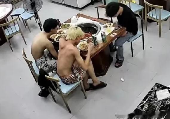 温州三个精神小伙儿坐在店里吃铁锅炖，他们忽然提出要老板去拍个黄瓜，然后三个人全跑