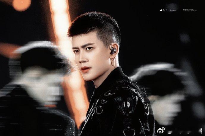 任嘉伦央视唱跳舞台任嘉伦的舞台表现力绝了！央视镜头下的唱跳舞台张力拉满，每一个