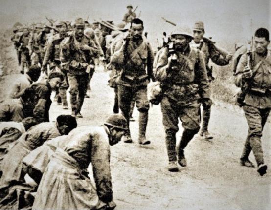 1942年，地主杨大山为了讨好日军，在家里大摆筵席。哪成想，日军军官吃饱喝足后，