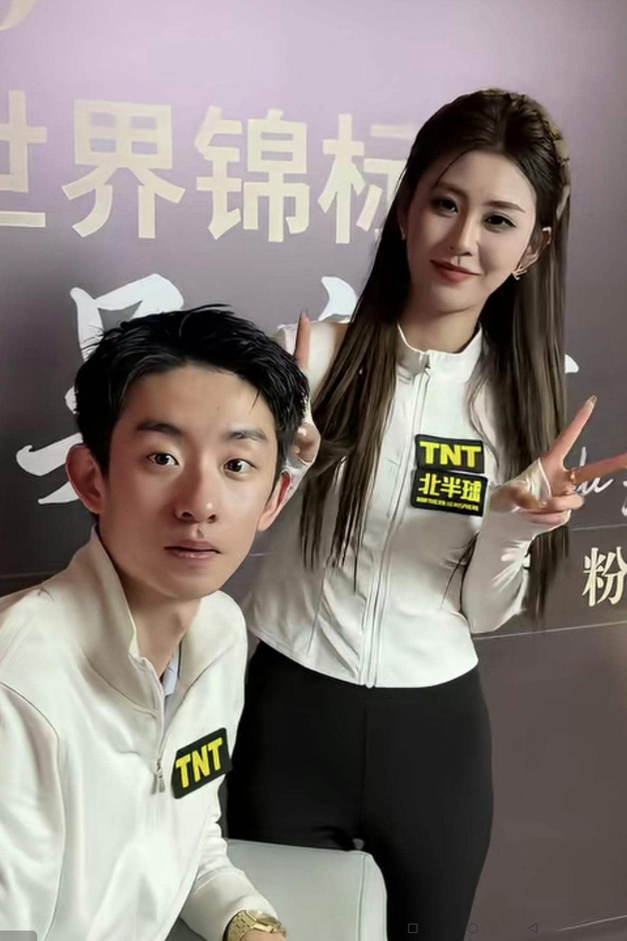 哇塞，吴宜泽太给面子了！看看这个美女粉丝，在昨晚的西安首场粉丝见面会上，走到吴