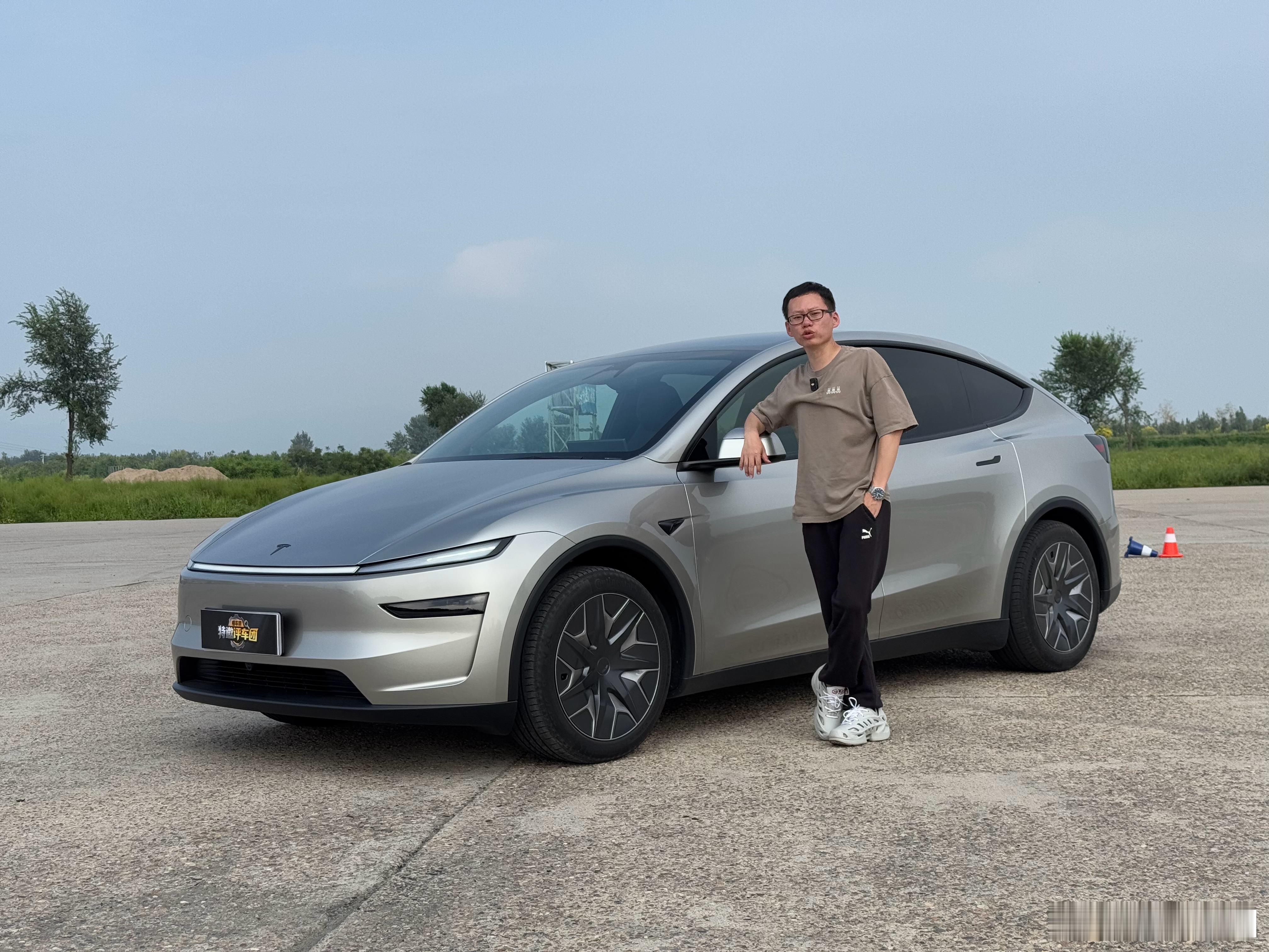 一大早特斯拉又搞突袭ModelYL上市配置变化如下：车长4976，轴距304