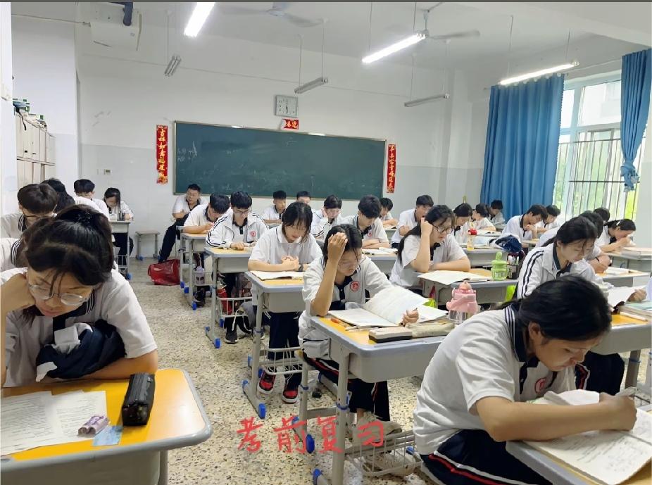 一到放暑假，很多家长着急忙慌给孩子报各种辅导班，少则几千多则上万，其实真的大可不