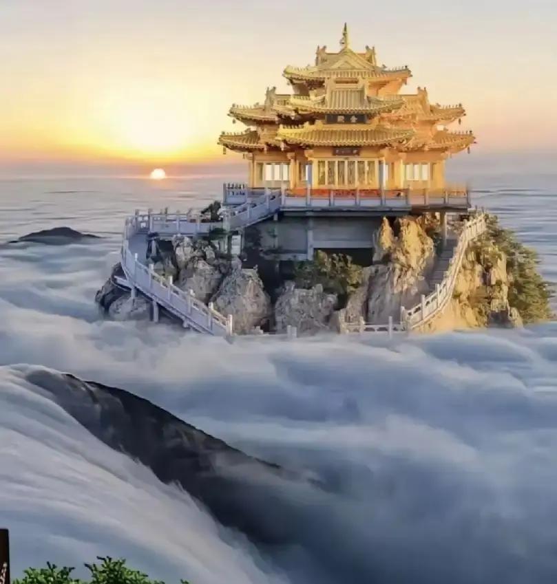 老君山暴雪，游客被困山顶十几个小时下不来。2月初河南下大雪，老君山因为雪景视频