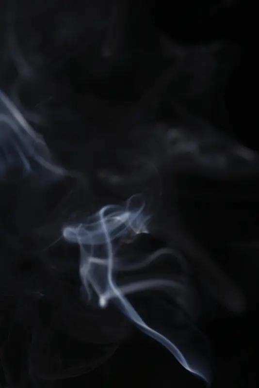 看到一网友吐槽她老公，54岁的人了，烟龄比结婚年限都长，一天两包烟不离手，本来气