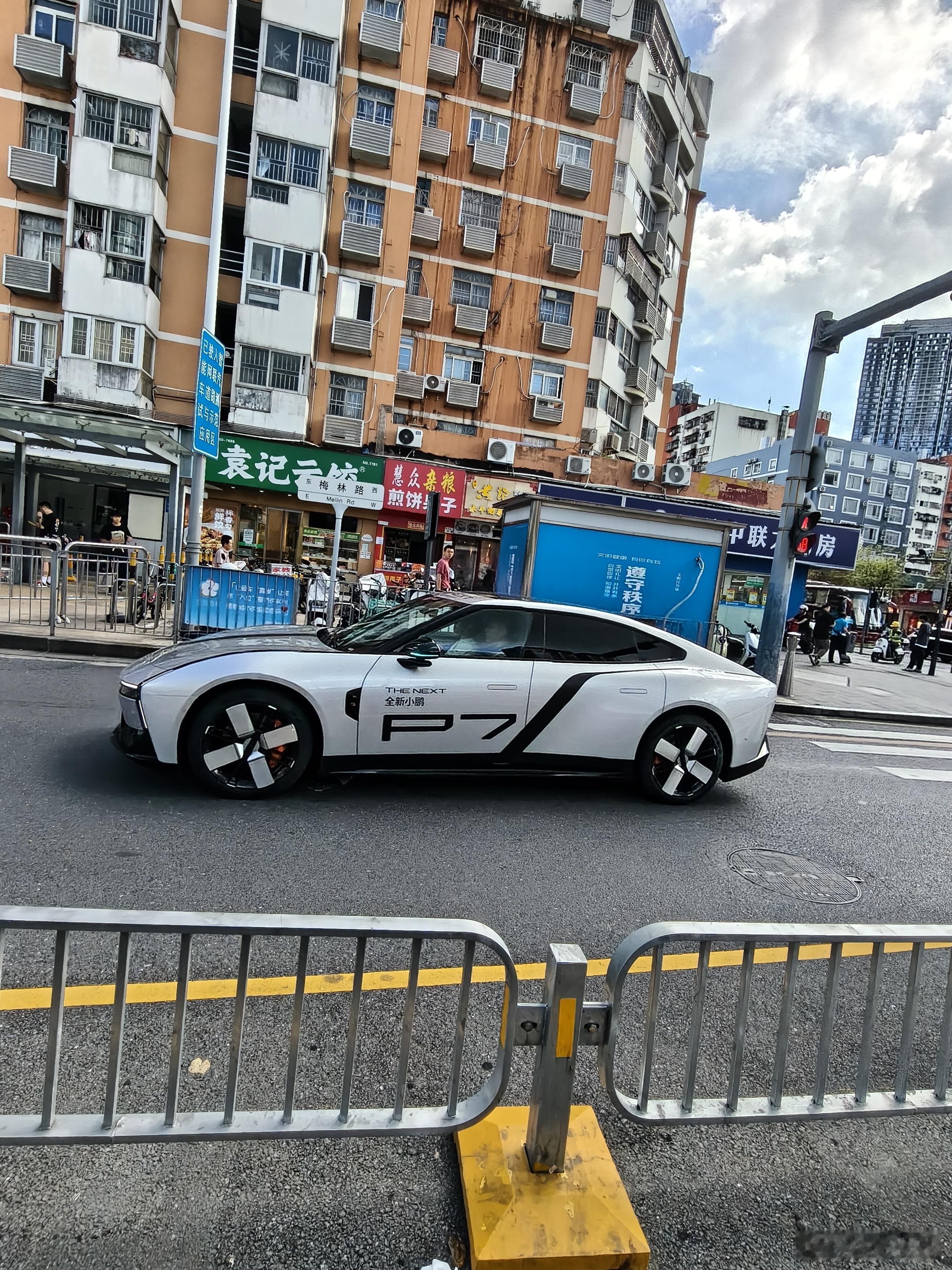 捉到一辆全新小鹏P7，上了牌，应该是试驾车​​​