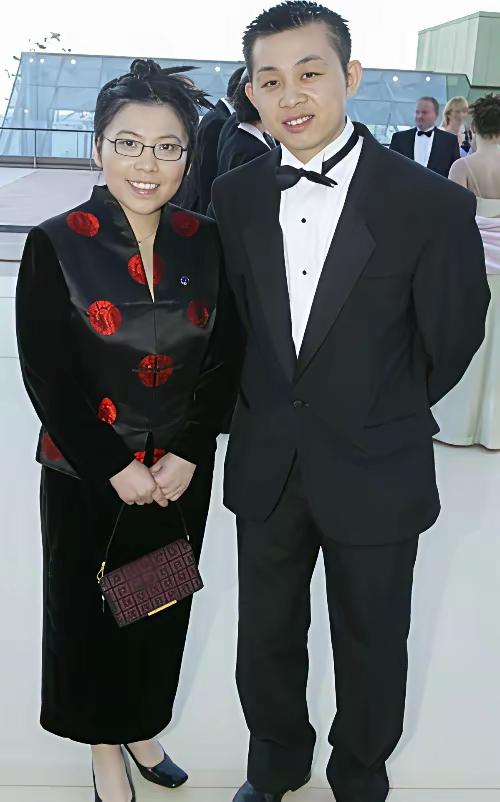 邓亚萍与丈夫的合影乒乓球大满贯得主邓亚萍，和丈夫林志刚曾是国家队队友，二人在日