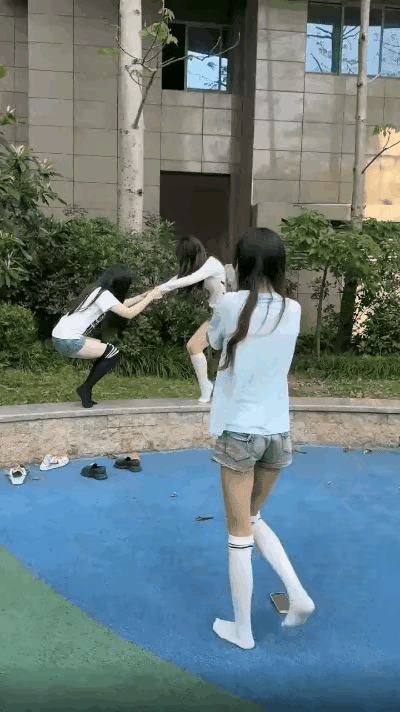 谁把脚先放下来谁输，输了请客
