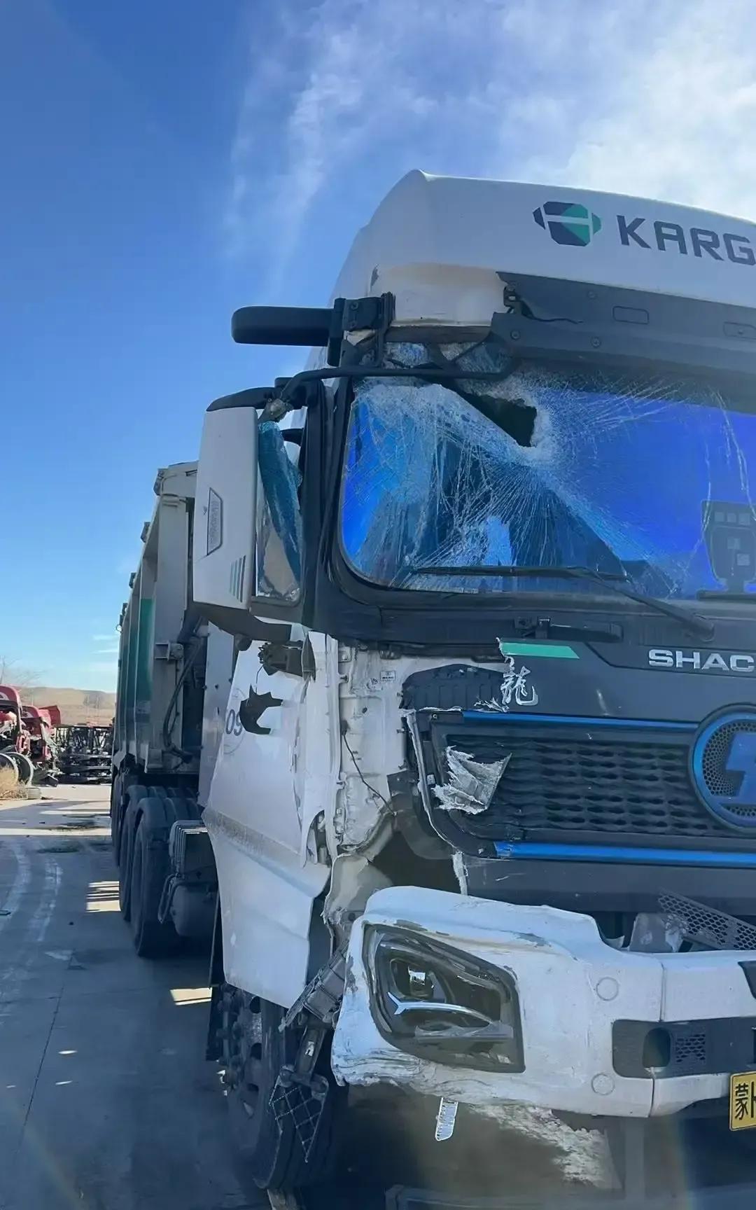 甘肃司机老李跑长途，在内蒙古蹭了下护栏，公司张嘴就要一万。视频里他胡子拉碴，说