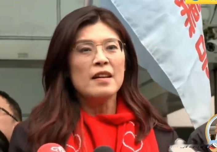 元旦节，郑丽文笑容满面，脖子上的中国红分外耀眼，她发表新年祝贺词称：两岸同属一中