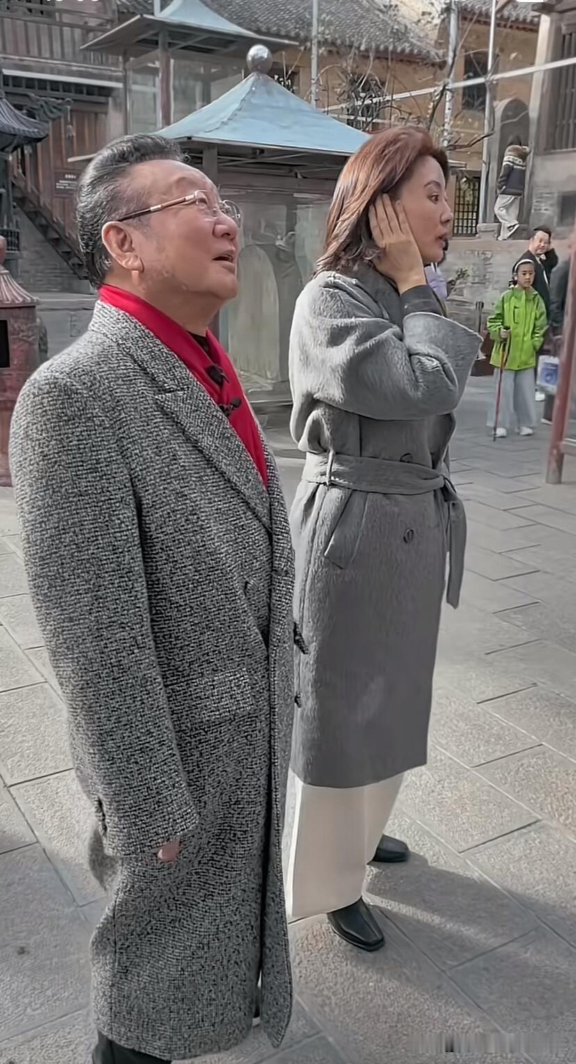 这位男歌唱家还真的是宝刀未老，都是快80多的老人了，腰不弯，背不驼，气质比五六十