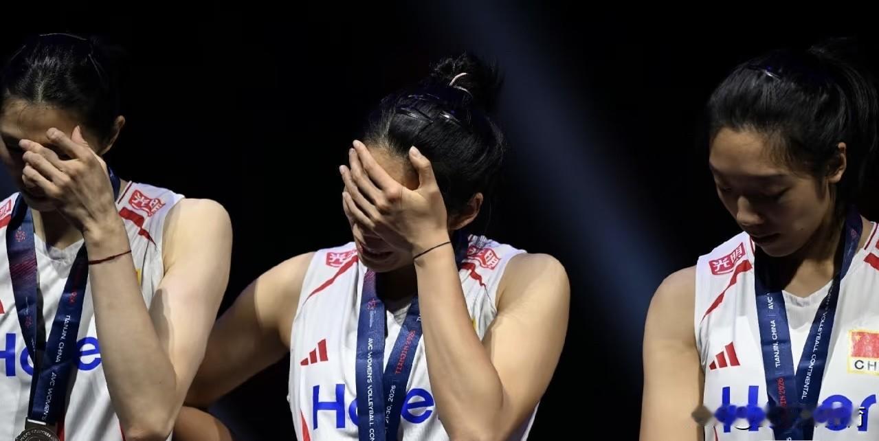 原来昨晚上吴梦洁和庄宇珊两人站在领奖台上哭了[哭哭][哭哭]看了图一这张照片，心