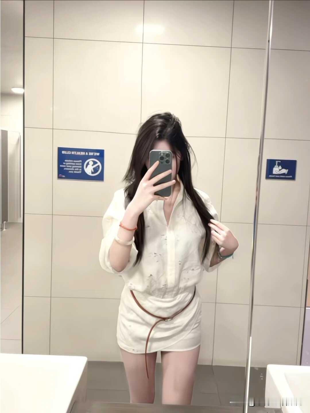 早上下了一场雨，然后回南天就悄悄跟过来了[思考]又闷又热，又潮又湿的感觉实在令人