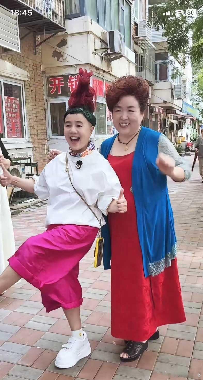 金龟子顶个“马”上天津，小时候看她儿童节目，现在看她顶匹马满街溜达，她还是原来那