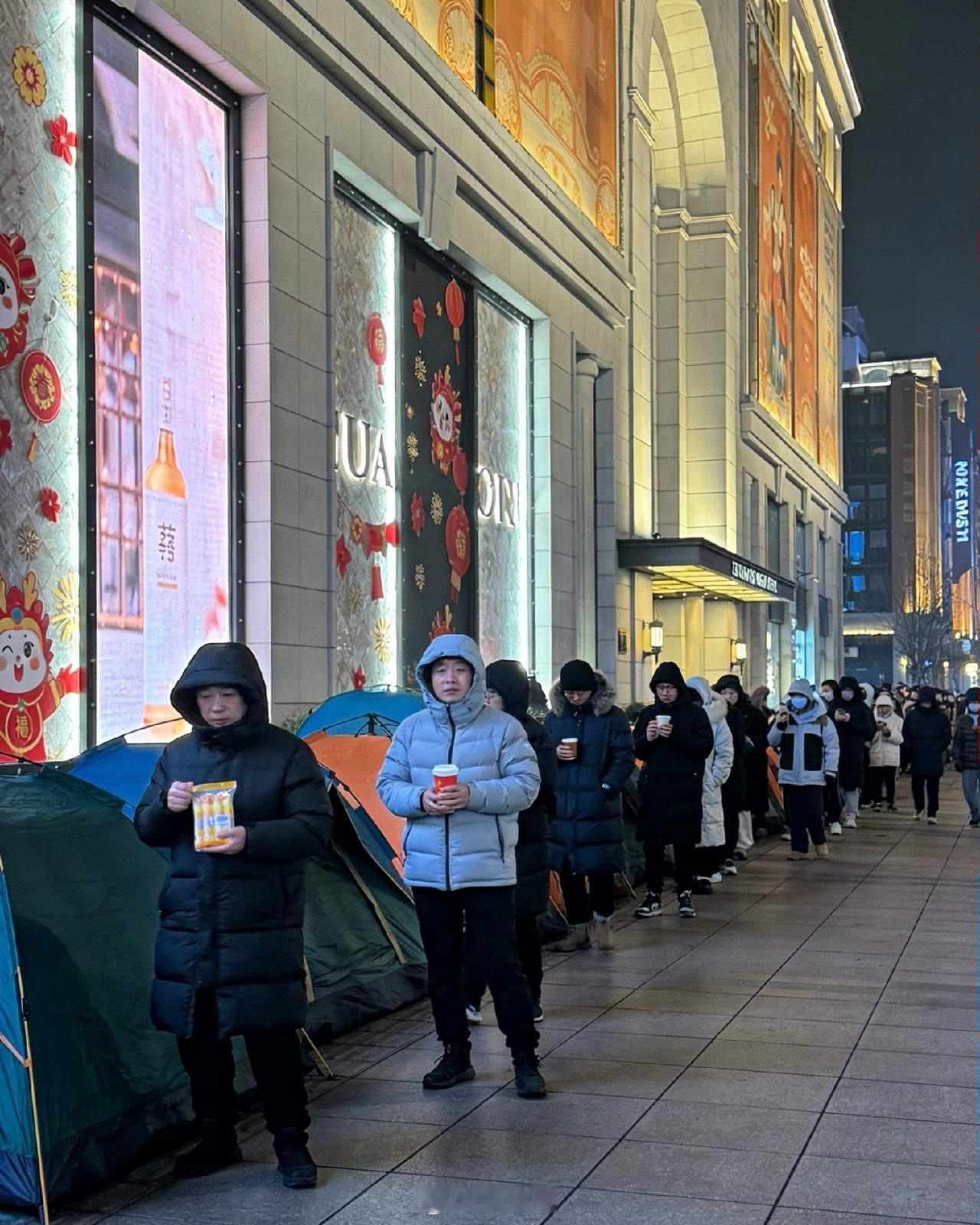 🔥上海南京东路疯了！-1℃寒夜，数百人搭帐篷、裹棉被、全身贴满暖宝宝，提前18
