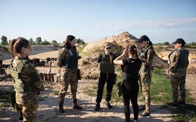 一名乌军女兵，在接受乌克兰电视台采访，被问到前线当下更缺人，还是更缺无人机时，她