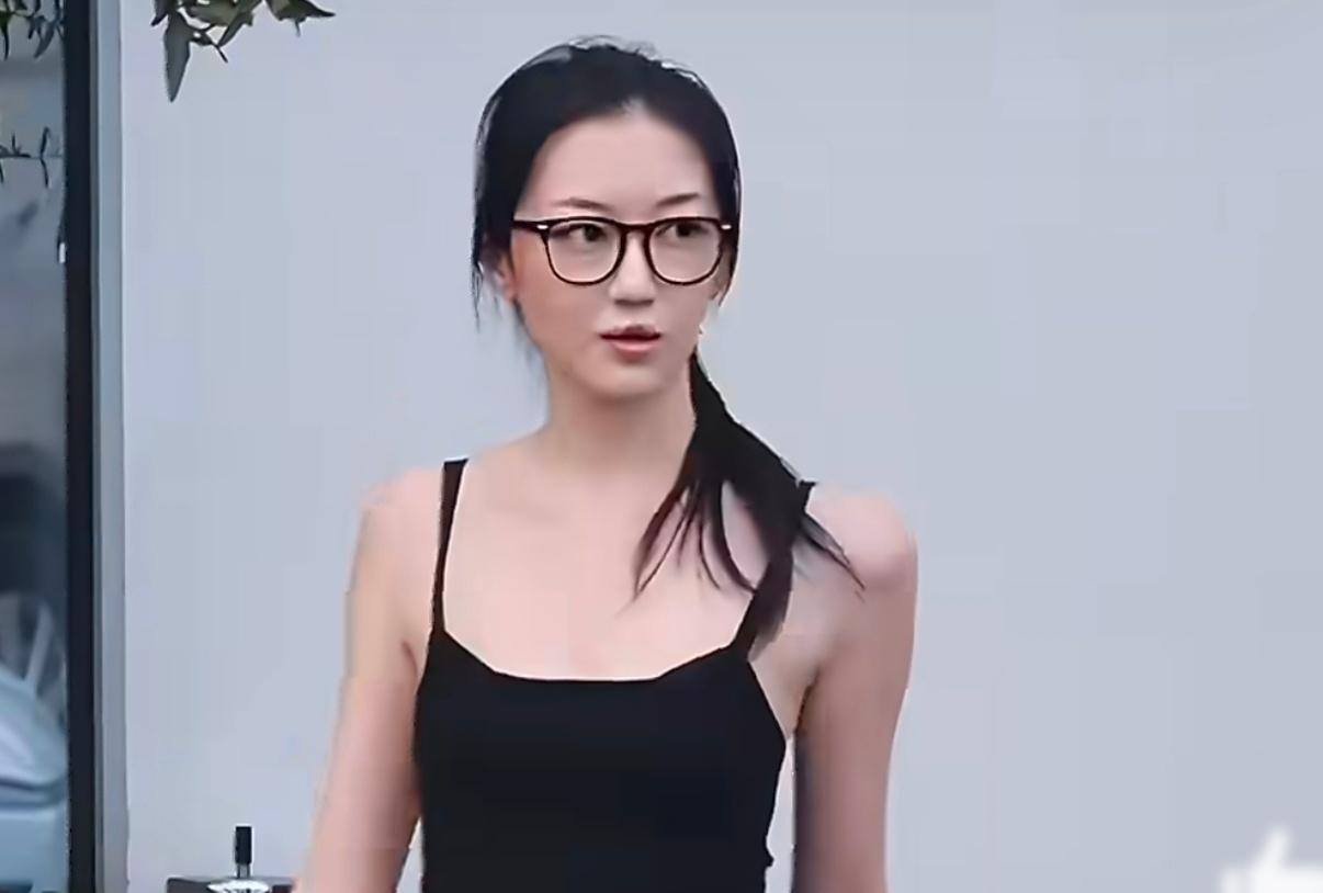 李嫣这么美了!大理街头偶遇路透一出，评论区直接吵翻，一边狂夸李嫣脱胎换骨，一边