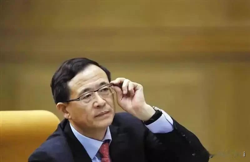 董少鹏说，中国股市，我们长期是在3000点左右徘徊的，没有理由这么跌，因此我还是