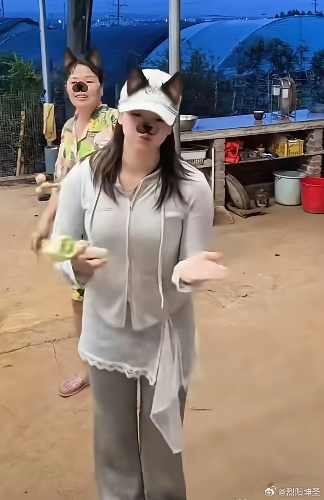 全红婵近日回老家了，她的身材发育明显，不像是小女孩了，像是大姐姐，瘦了很多。全红