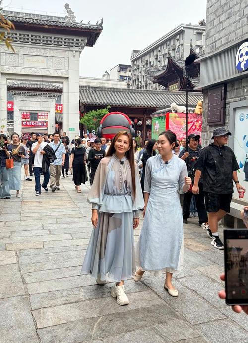 4月20日，央视主持人朱迅空降南昌万寿宫，助阵全民阅读大会。她身着浅蓝长裙，气质