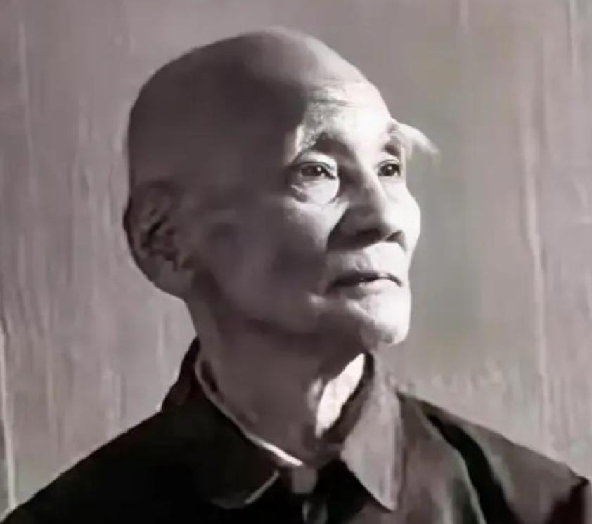 1946年，6000解放军被三万敌人包围，为了不泄露机密，旅长吴诚忠下令烧毁全部