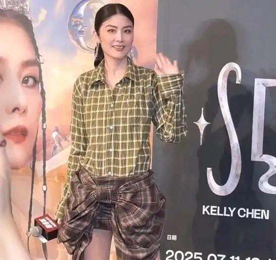 今天陈慧琳在出席时尚活动的时候搭配的很有潮流之美，看起来也好年轻。她上身穿漂