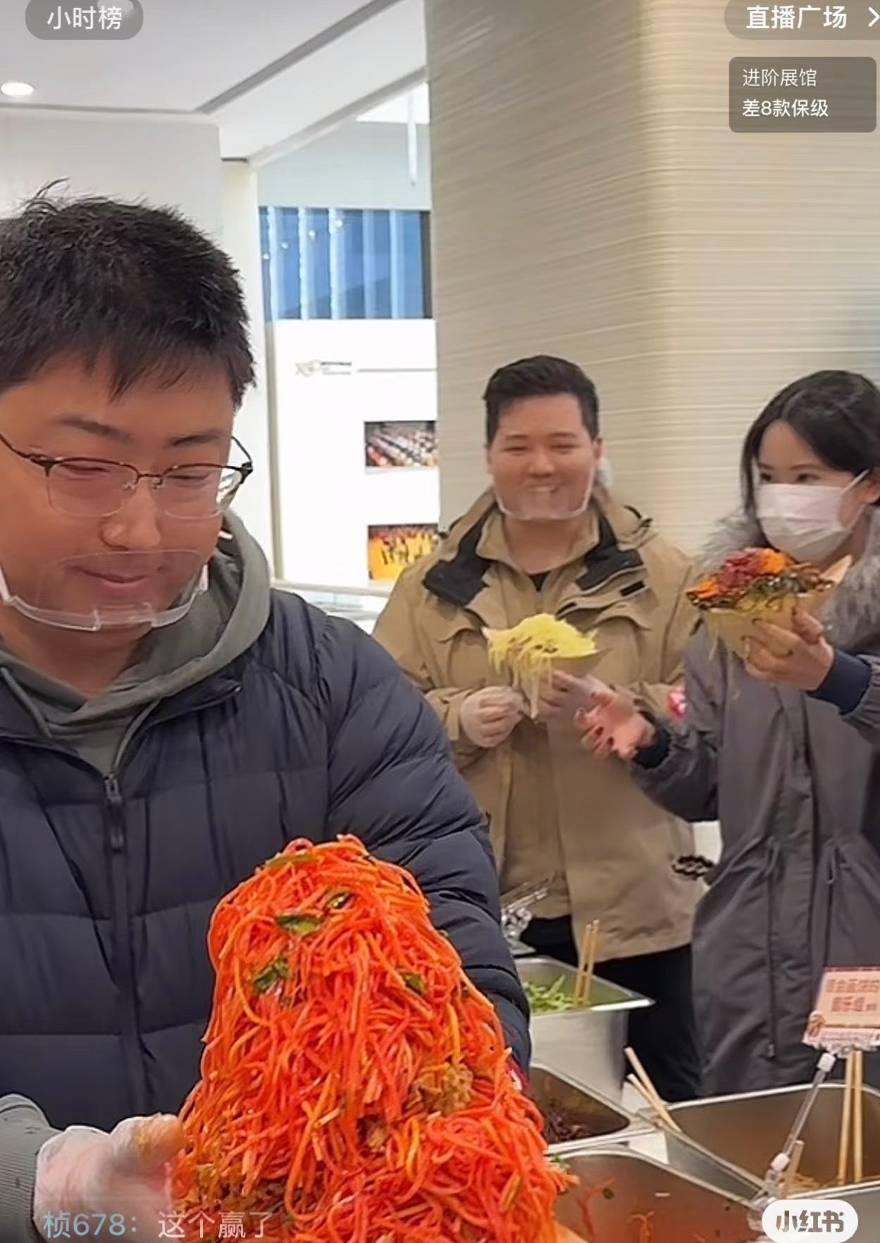 西安菜夹馍大赛，冠军选手应该已经出现。这位眼镜哥以绝对优势力压众人，馍在他手