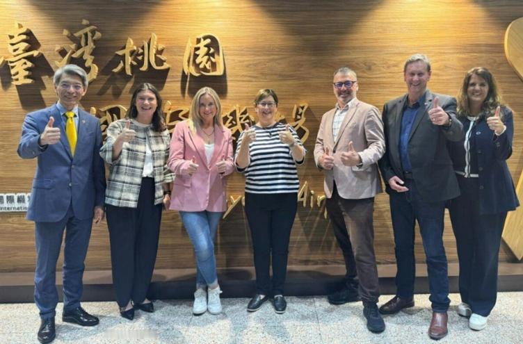 这就是那些被禁止入境的新西兰议员。这个代表团的成员，不顾一再警告，执意前往台湾，