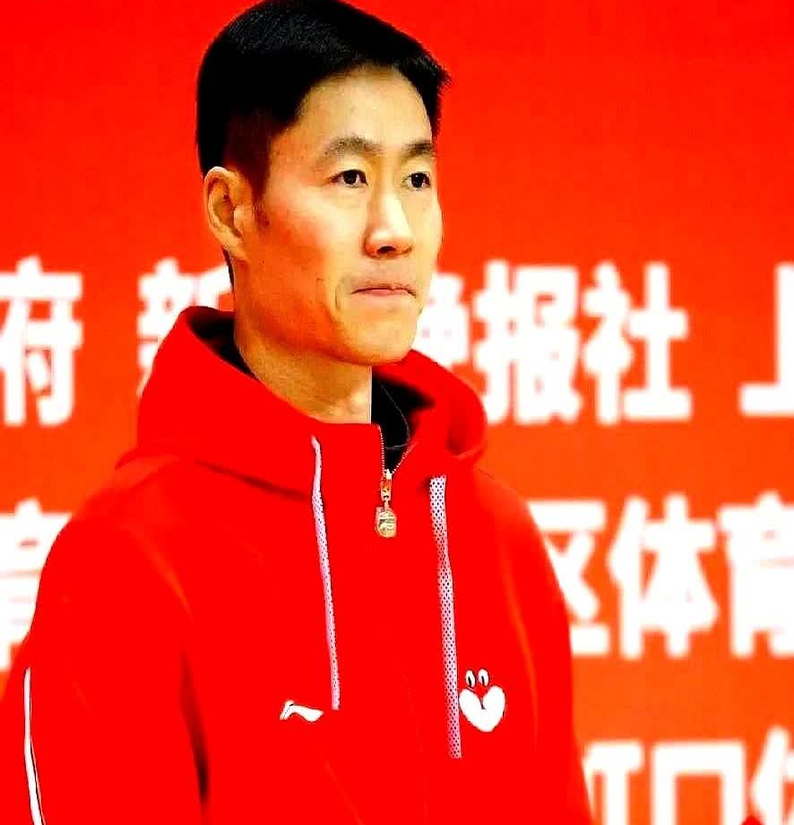 新官王励勤你的火在一次来了！上次食堂吃午饭碰见他端着餐盘溜达，三五个小年轻本