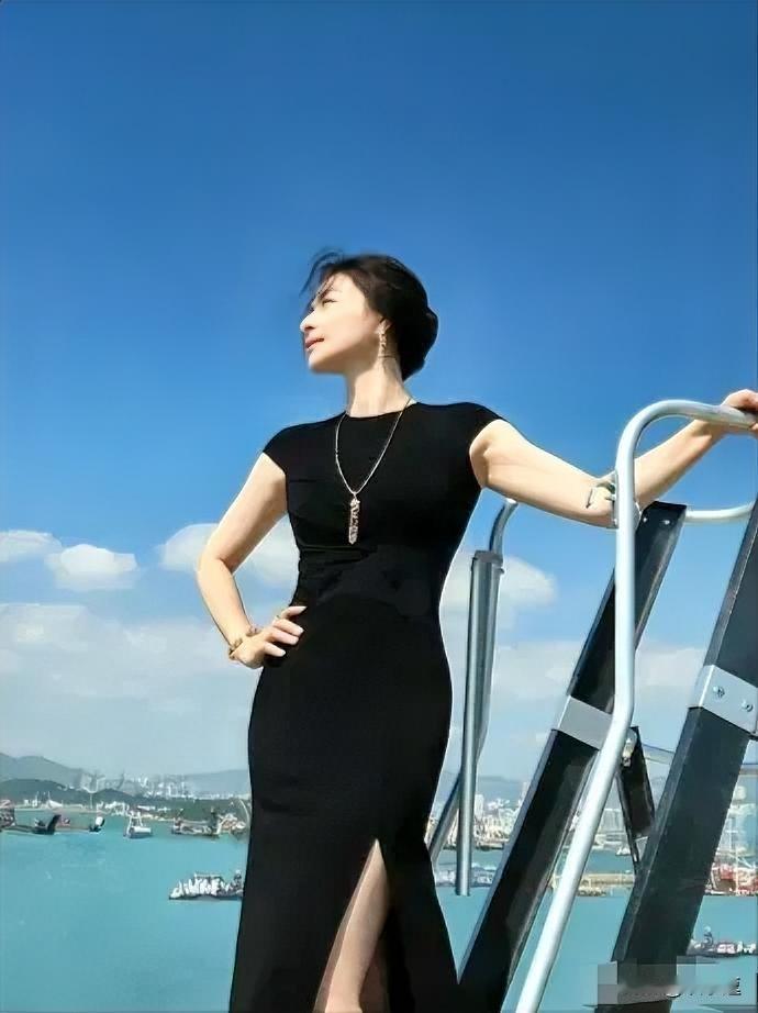 郭晶晶上《InStyle》杂志封面了，整套大片质感惊艳，那份从容大气的气质直接出