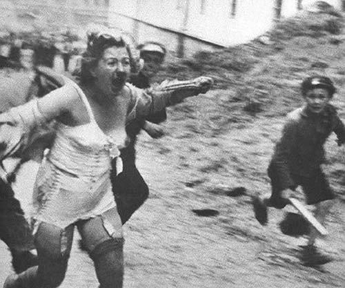 1941年乌克兰街头：犹太女子被剥衣追杀，当地小孩拿棒子追着打！1941年7月，