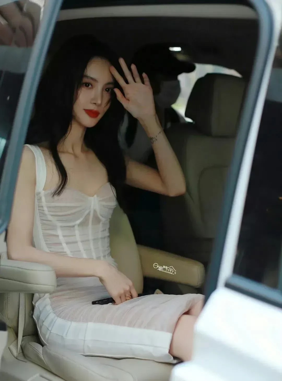 她除了身材差点儿，应该没啥缺点了吧。