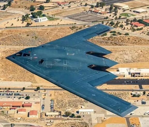 中国能打下B-2轰炸机吗？美国那B-2轰炸机，你们应该都听说过，就是长得跟个黑蝙