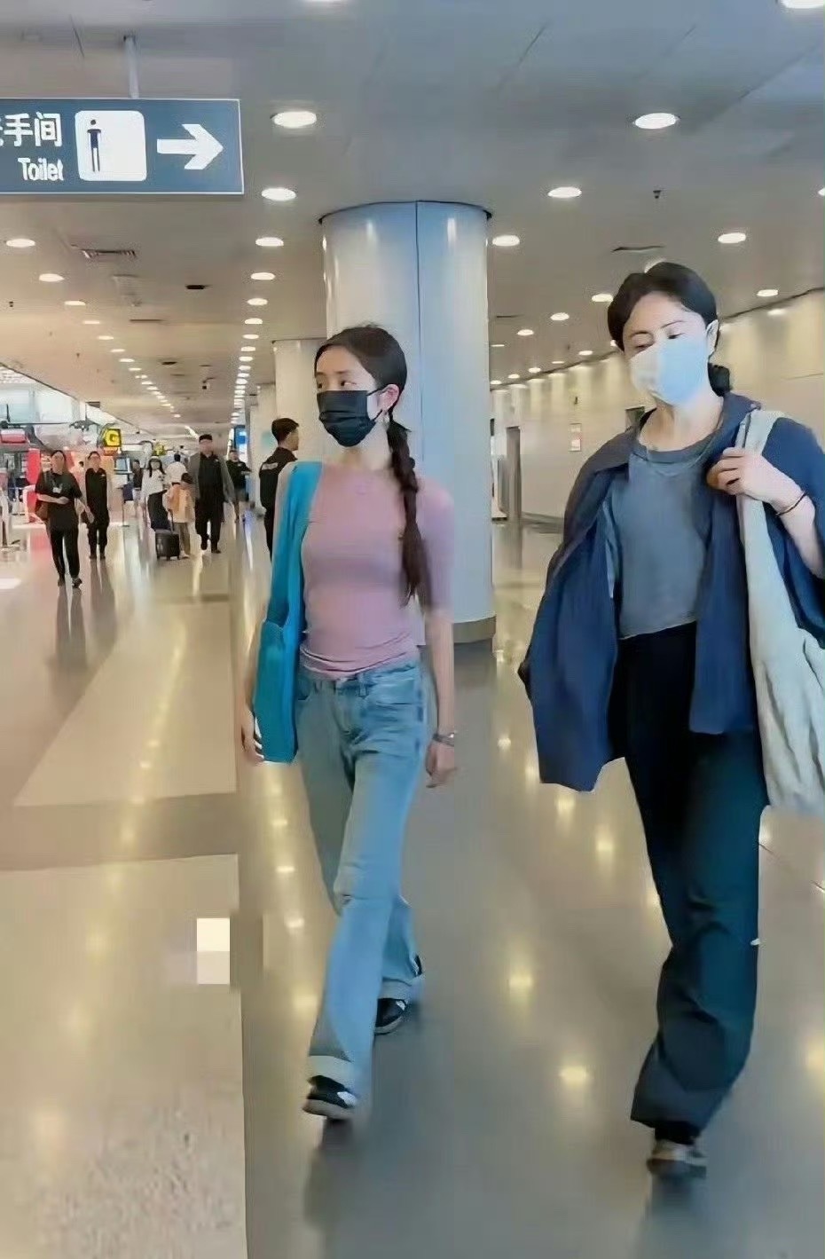 黄多多这体态真好，这臂展腕线都过档了，比她妈更适合练舞吧​​​