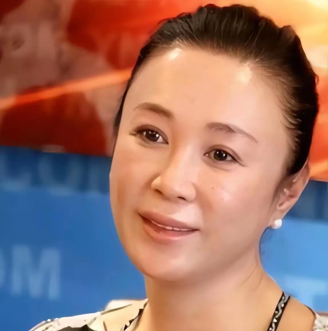 36岁离婚，52岁入狱，59岁独生子去世，如今62岁一个人孤苦伶仃，从云端跌入尘