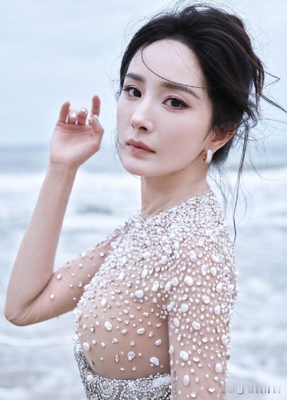 杨幂这身特点十足