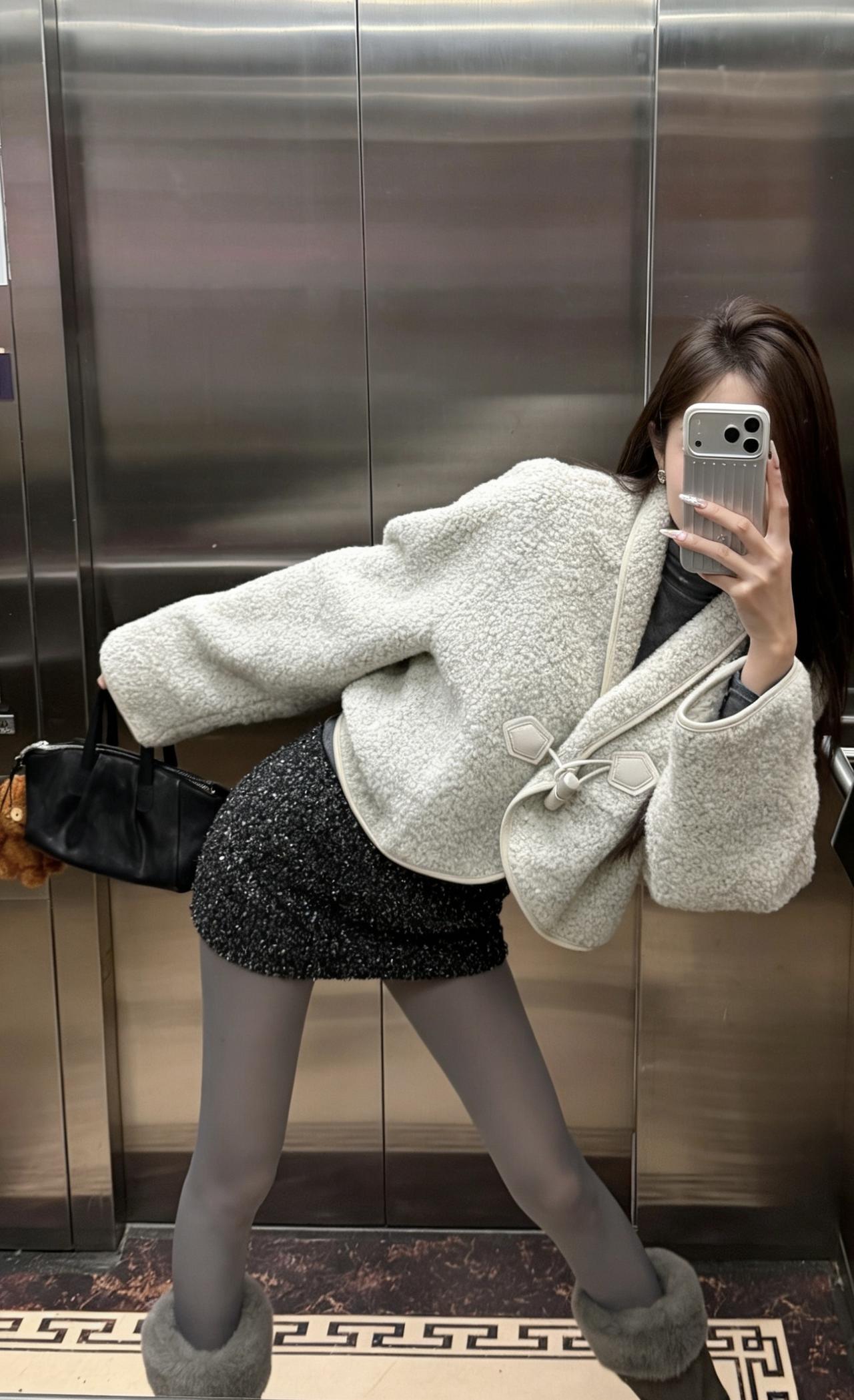 今日穿搭是轻熟氛围感穿搭，软糯显气质、显瘦又有精致感，日常/约会/通勤都适配。