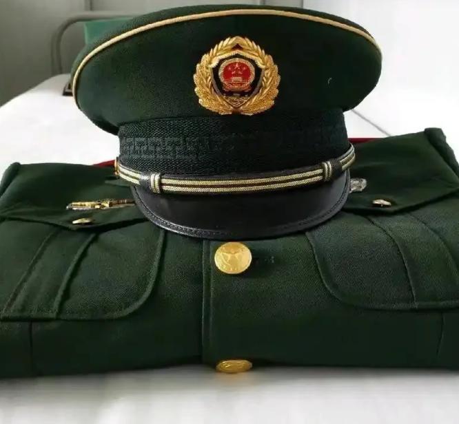 “退役”和“退伍”虽只差一字，却天差地别，退伍的义务兵，两年期满，部队叠好被子，