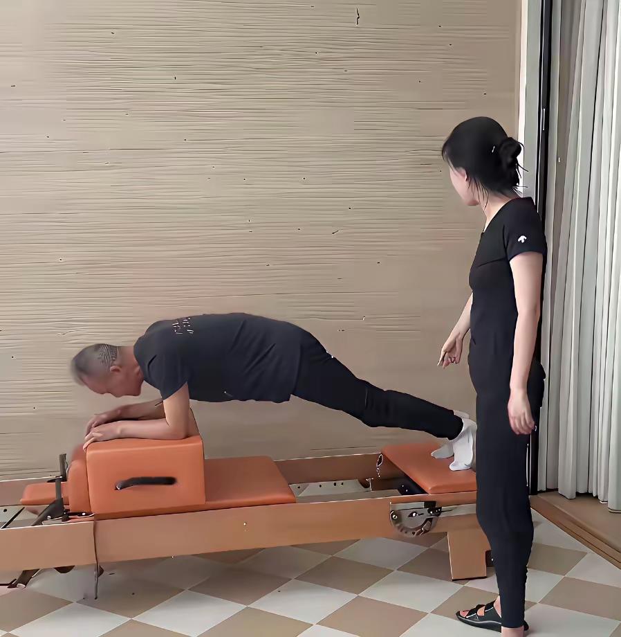 看到这一幕，王江穗估计会笑喷了吧，王江穗是万科的元老，十几年前因伤导致一目失明