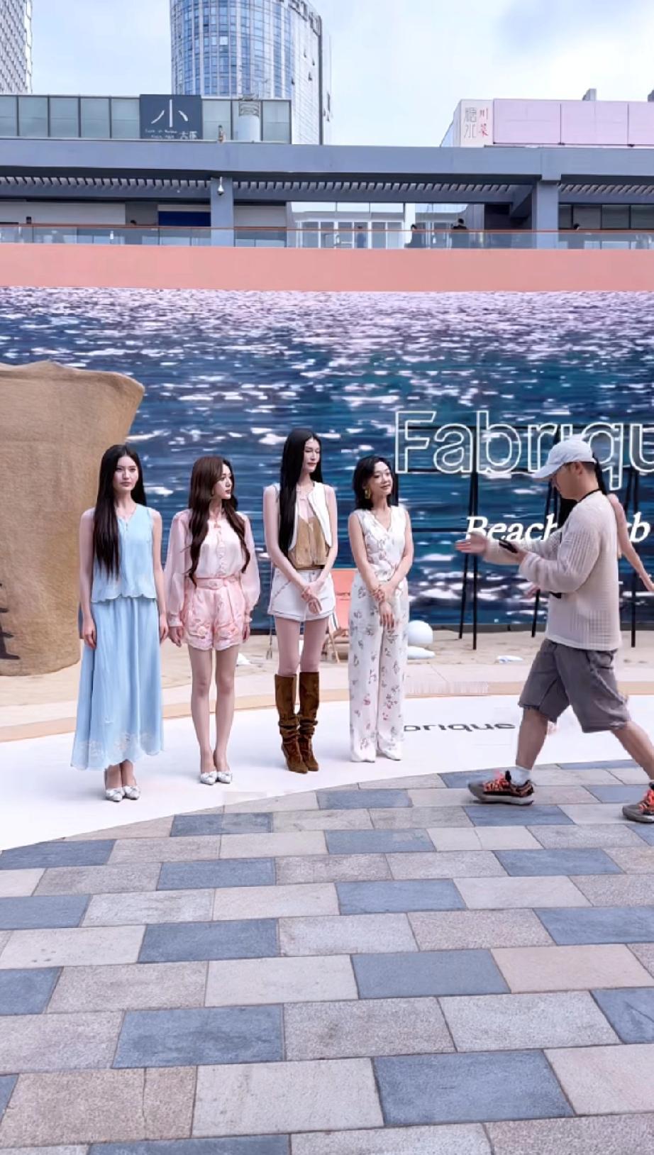 娜然来迟却直接占据C位，网友：何穗好美娜然与希林娜依高等四人已经站好，工作人