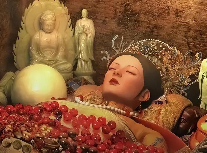 1972年，内蒙古赤峰发现出土了一具保存完好的女尸，她头戴凤冠，身穿金丝龙袍，旁