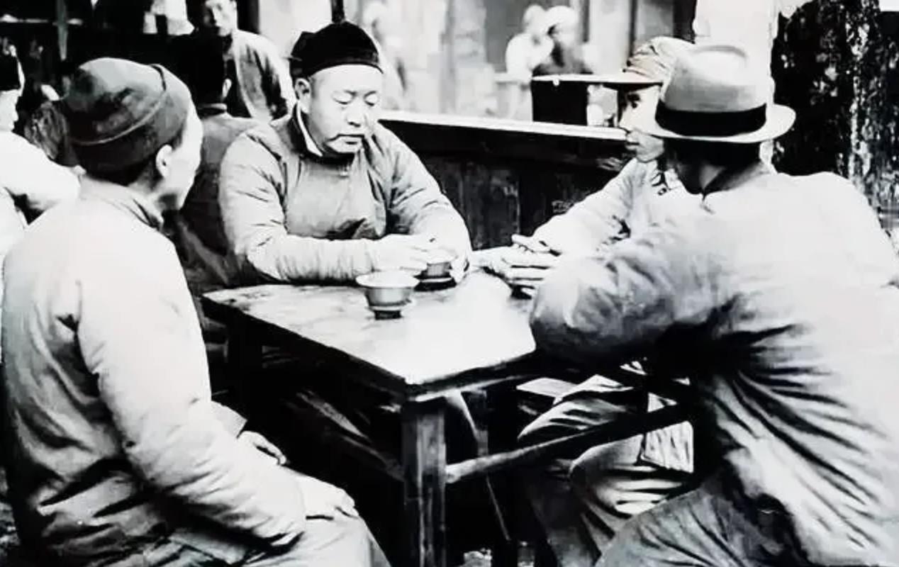 1943年，汉奸头子刘赐胜杀人如麻，游击队长叫来两个高手，限十日内除掉他，其中一