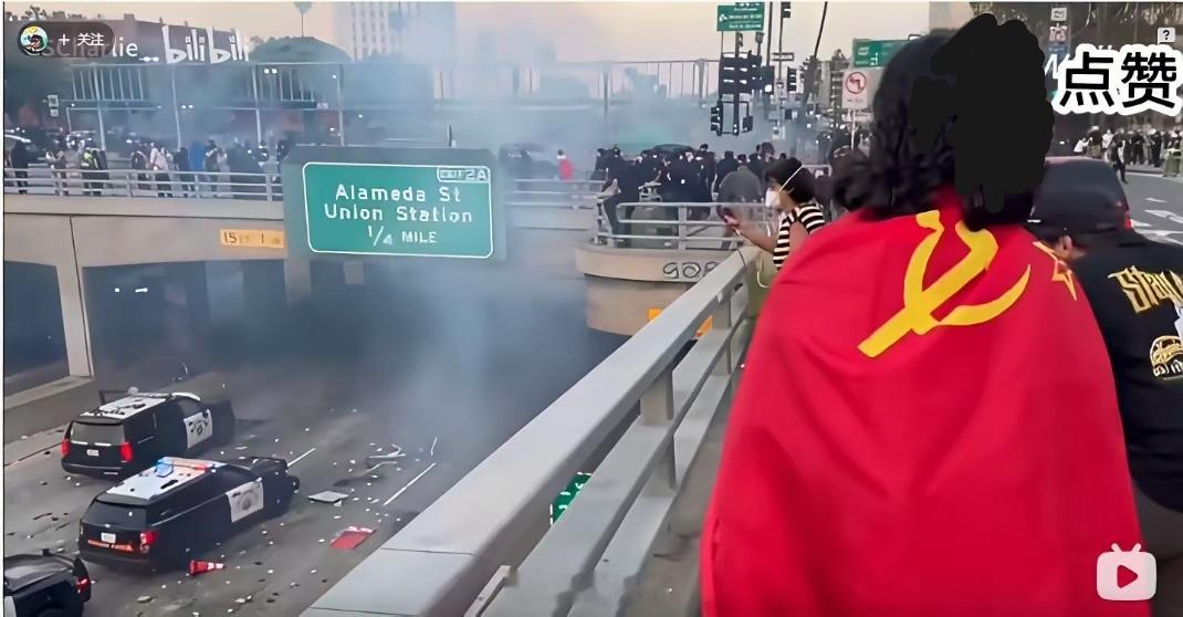 洛杉矶街头最亮眼的一道风景：有个人身上披了面红旗，旗子上印着镰刀斧头（就是苏联那