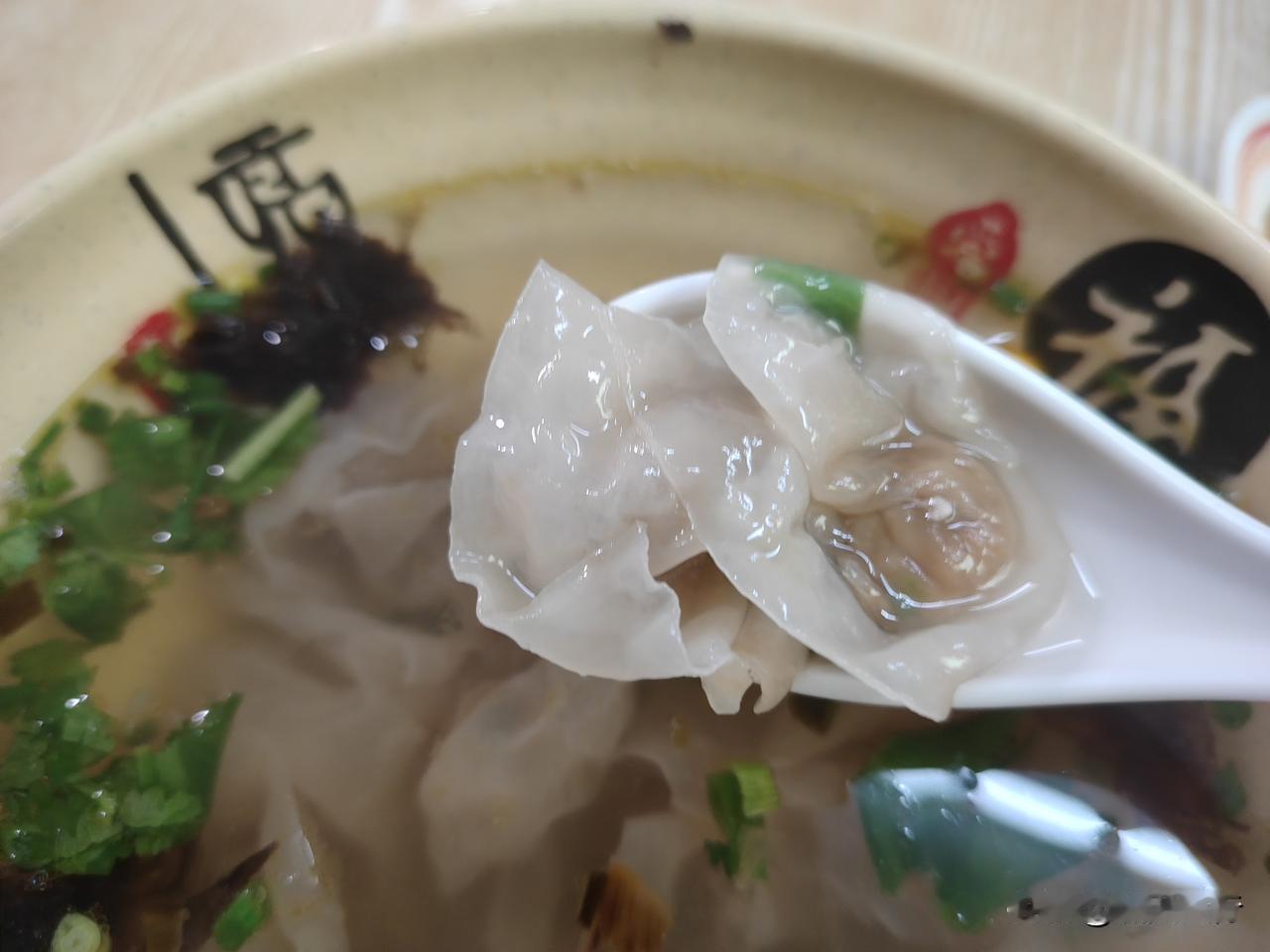 火车还没到福鼎，肚子开始饿，这真没办法，消化功能太强大。打车酒店，放下行李就找吃