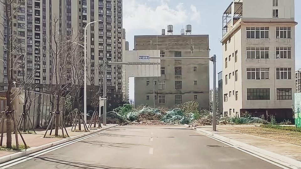 🔥昆明最牛钉子户！硬气立在马路中央，当初喊着少一分都不拆，拒签千万赔偿协议。如