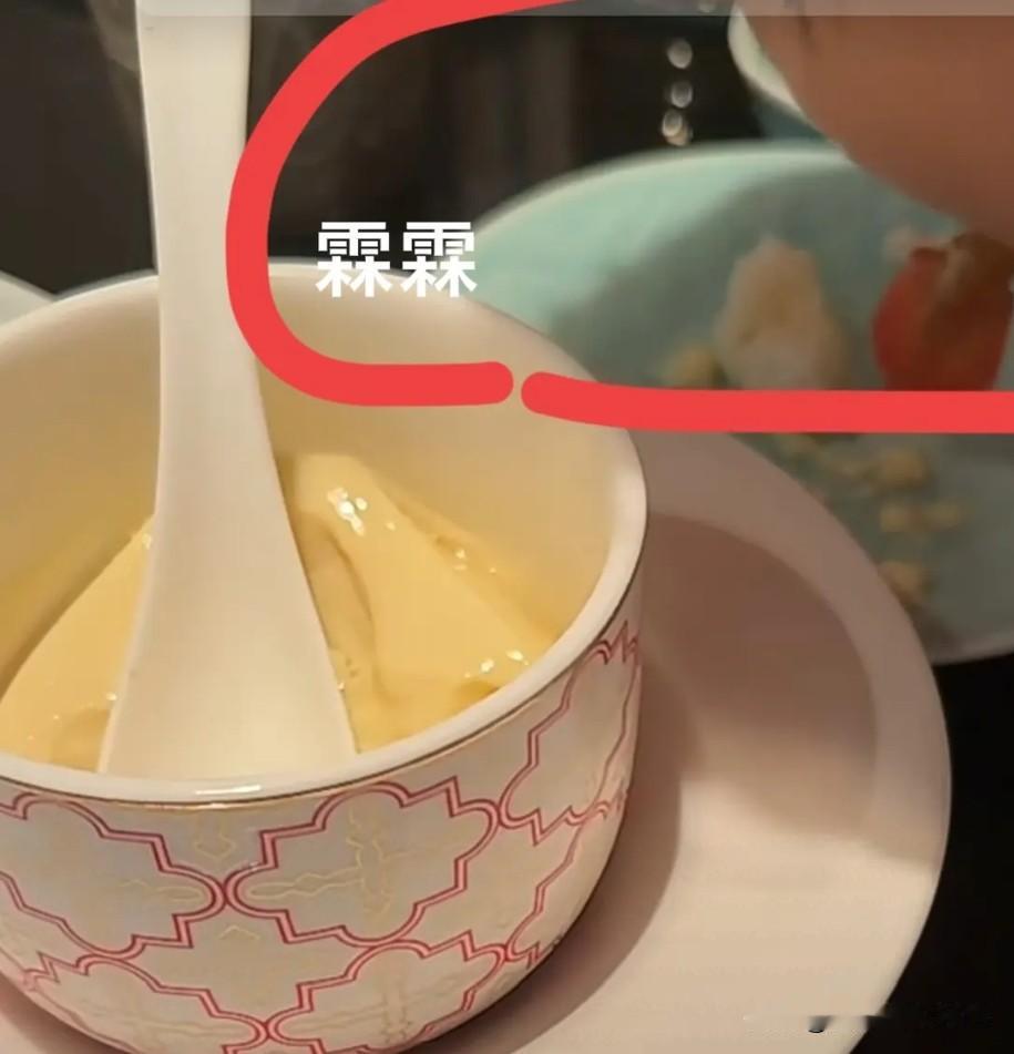 汪小菲又回湾湾陪孩子了。这次马筱梅没有跟着回去，毕竟孕晚期了。汪小菲在视频中带两