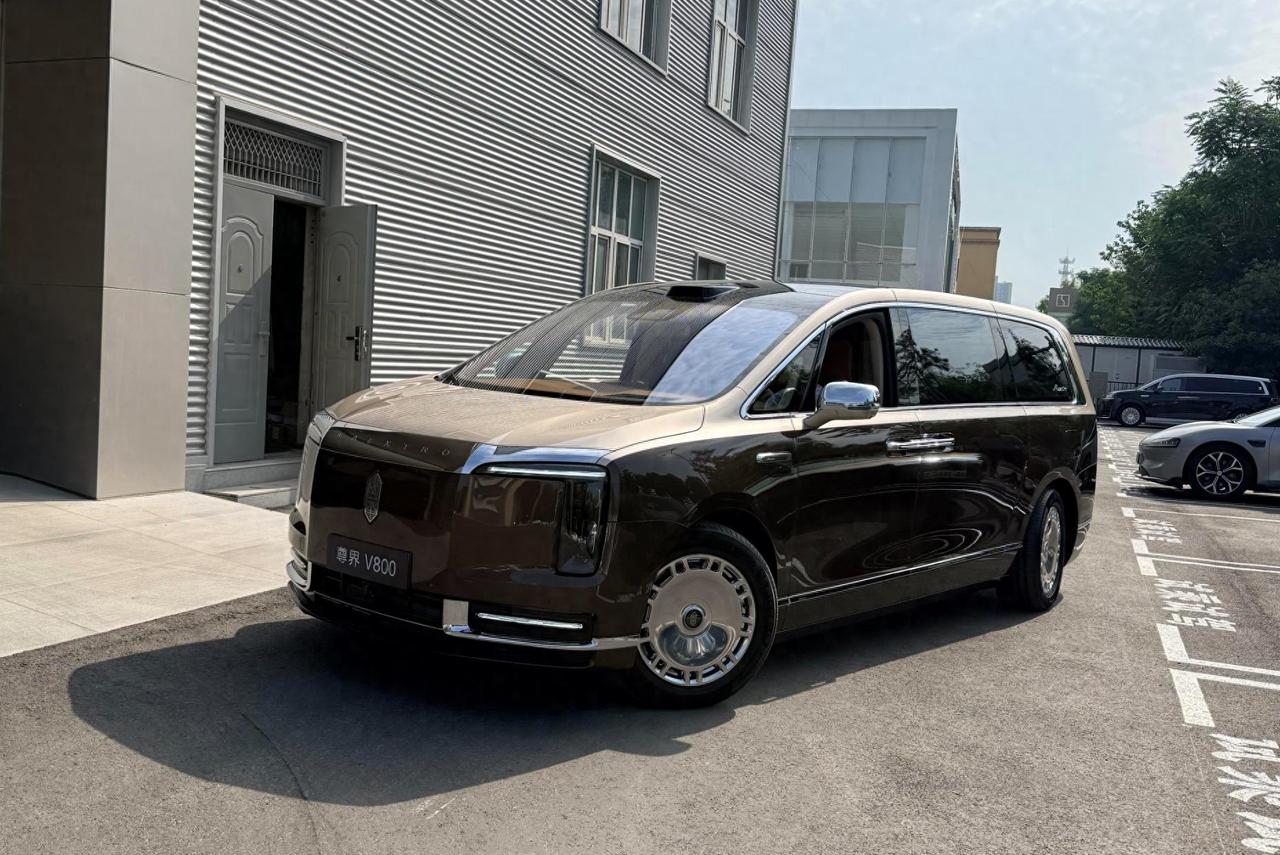 各位老铁，前两天我在街头活捉了一台重磅新车——尊界V800。自打S800打出声量