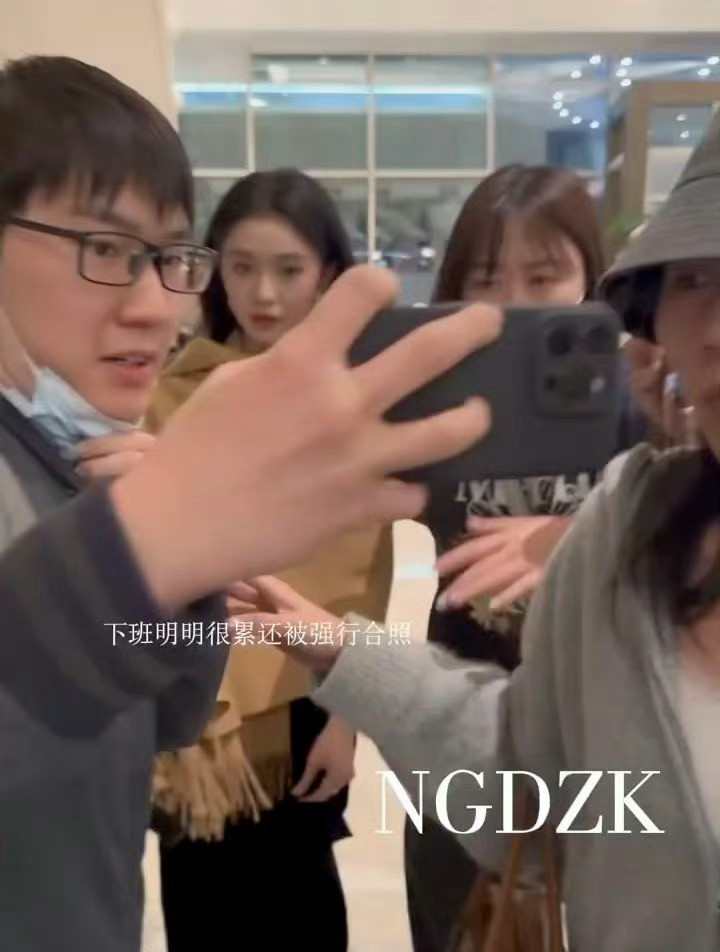 刘浩存被男粉强行合照虽然很不开心了，但是浩存还是一直保持微笑
