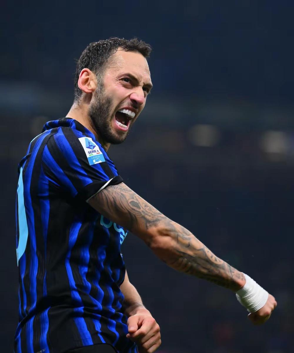 万幸！国际米兰2：2战平那不勒斯，点射破门的恰尔汗奥卢因伤下场，引发球队和内拉们